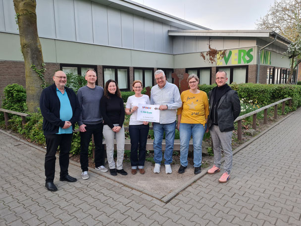 der aktuelle Vorstand bei der Spendenübergabe an Familien in Not, v.l. Günter Brandenburg, André Klemann, Inga Fortriede, Andrea Lücke, mit Herrn Reinermann von Familien in Not, Heike Hüttemann, Heiko Kraft (Foto: B. Bütfering)