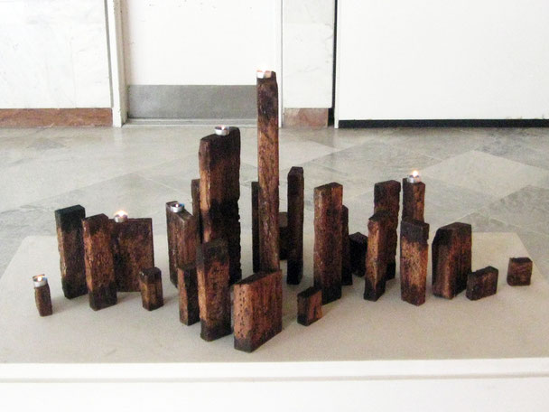 Mur témoin, Installation Bois/ bougies.  Witness wall, Installation Wood/ Candles.