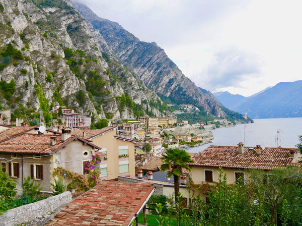 Italien Reise; Limone am Gardasee an der Gardesana Occidentale mit ihren 70 Tunnel Bauwerken.