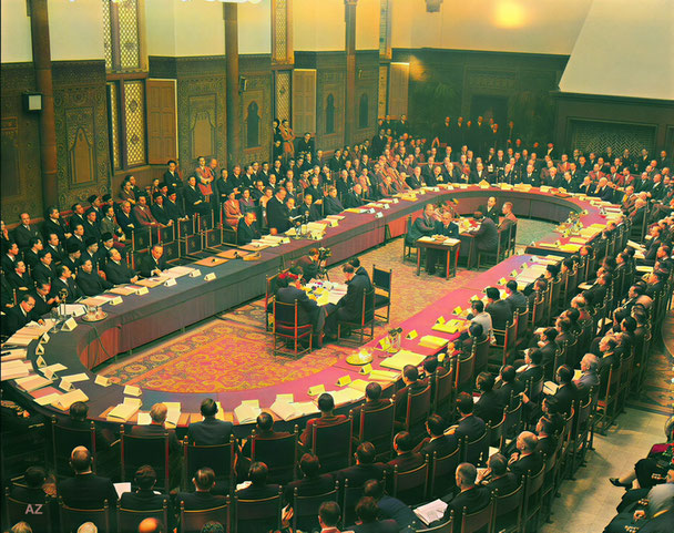 Early 1930s : Round Table Conference, London, England. Image coloured by A. Zois.