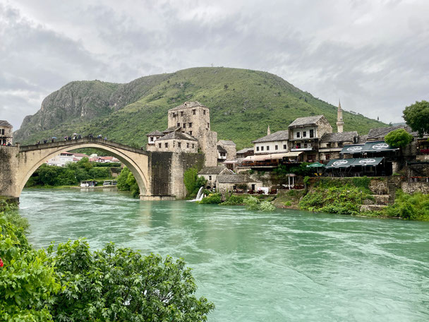 Überwältigender Anblick und Symbol für Frieden und Versöhnung - Die Stari Most verbindet die muslimisch geprägte Westseite mit der kroatisch geprägten Ostseite der Altstadt