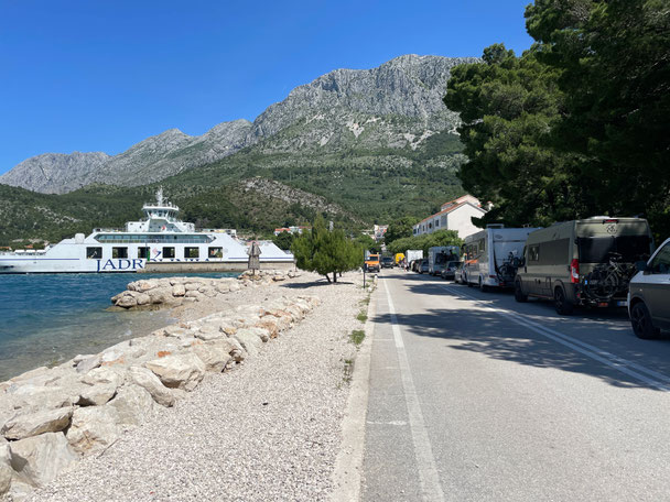 Wohnmobile-Schlange an der Fähre nach Hvar 