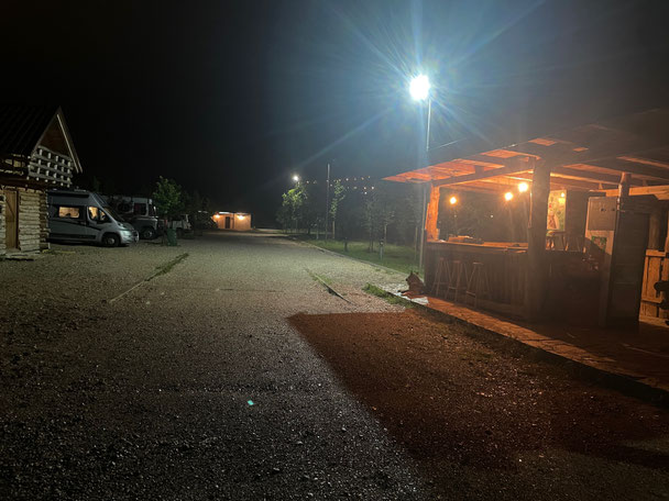 Nacht auf dem Campingplatz Neretva - rechts die Rezeption, hinten die Waschhäuser, links wir 