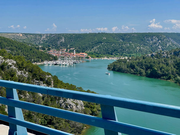 Fluss Krka mit dem Ort Skradin 