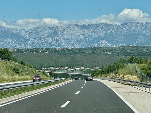 Mächtiges Velebitgebirge in der Nähe von Zadar 