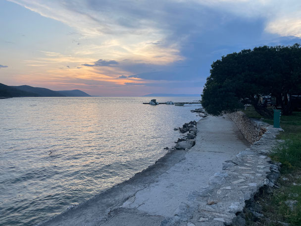 Am Abend sind Bucht und Himmel in Pastellfarben