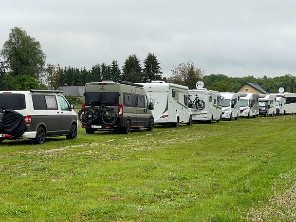 Zur Nacht plötzlich voll und früh morgens schnell wieder leer - Stellplatz "Oliver kocht" an der Balkanroute