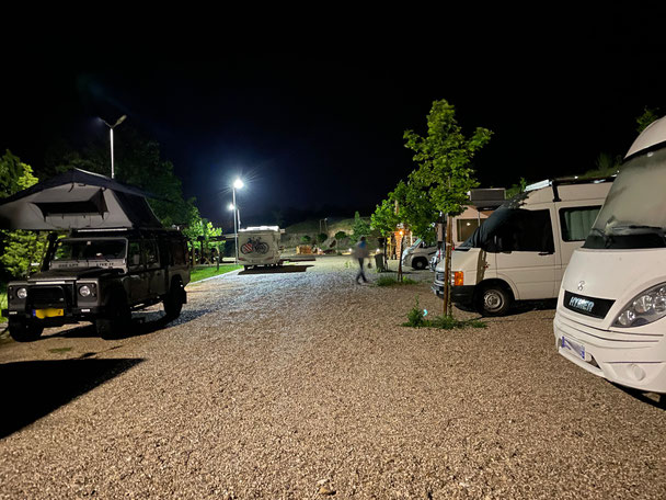 Camp Zagreb - fühlt sich absolut sicher an bei der Beleuchtung!
