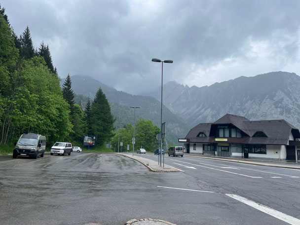 Kleiner slowenisch-österreichischer Grenzübergang in den Bergen 