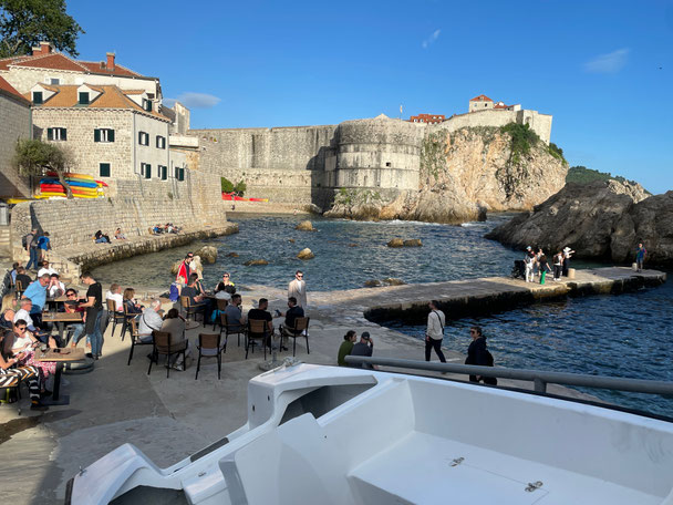 Lockere Atmosphäre in der kleinen Bucht vor der Stadtmauer (West-Hafen)
