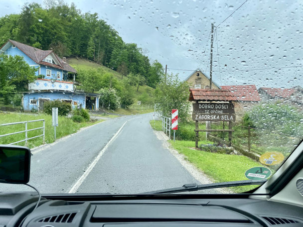 Dobrodošli - ein Willkommensschild in Zagorska Sela, einem kroatischen Dorf nah an der Grenze zu Slowenien