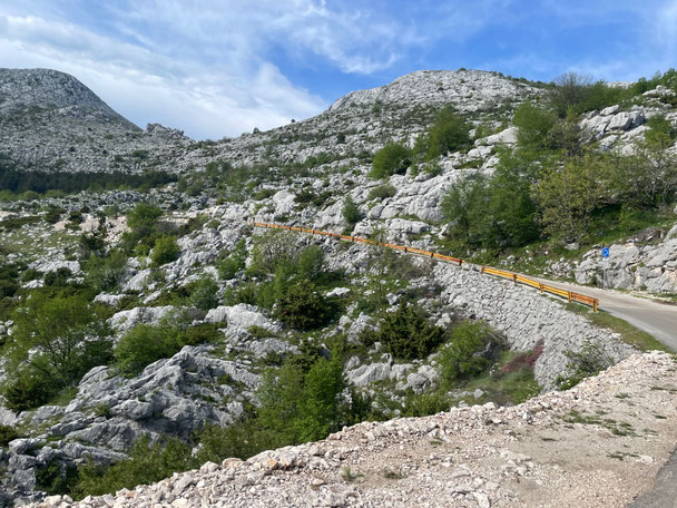 Felsige Landschaft und extrem schmale Straße 