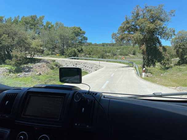 Inselstraße auf Hvar - schmal, mit kleinem Abgrund und ohne befahrbaren Seitenstreifen 