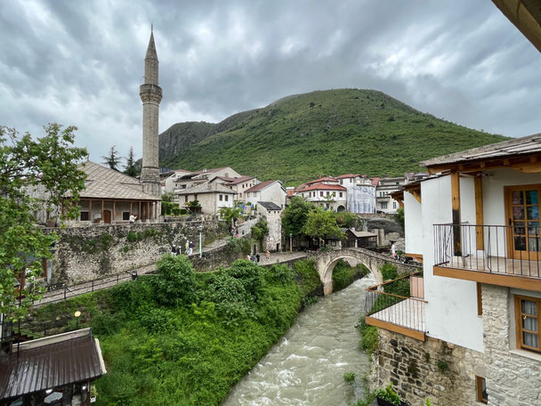 Erste (kleine) Brücke und Moschee in Mostar 