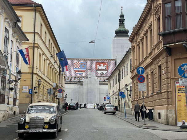 Rechts das Wappen der Stadt Zagreb und links das Wappen des Königreichs Kroatien-Slawonien 