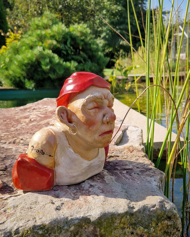 Nichtschwimmer, handmodellierte Keramikfigur für den Garten