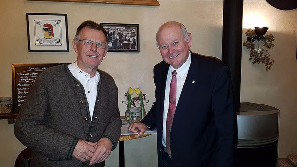 Sowohl der CDU-Gemeindeverbandsvorsitzende Wolfgang Schleiter (links) als auch der CDU-Landtagsabgeordnete Kurt Wiegel (rechts) freuten sich über die gute Teilnahme am Wartenberger Stammtisch ...