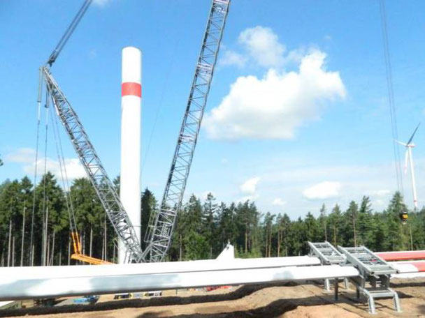 Das erste Windrad stand bereits. Inzwischen steht in Wartenberg auch schon die zweite Anlage. Vorne im Bild liegen noch die 53 Meter langen Flügel.