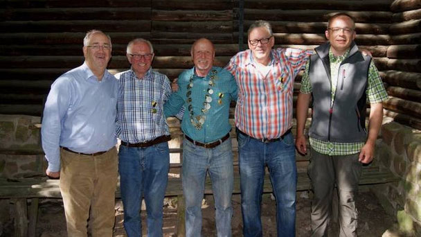 Dr. Hubertus Riedesel freute sich mit den Königsschützen Günther Krätschmer, Hartmut Gohlke, Günther Blobel und Vorsitzendem Steffen Möller (von links)
