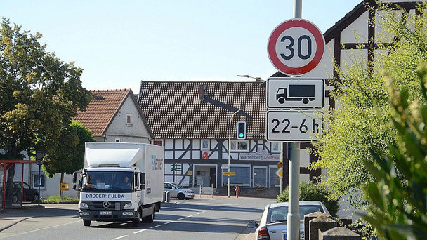 Die Ortsdurchfahrt von Angersbach ...