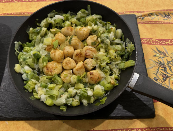 Jakobsmuscheln mit Lauchfondue Rezept, Ferienhausküche, Bretagne, Ker Armor und Tal Ar Mor, Plouhinec, Cap Sizun