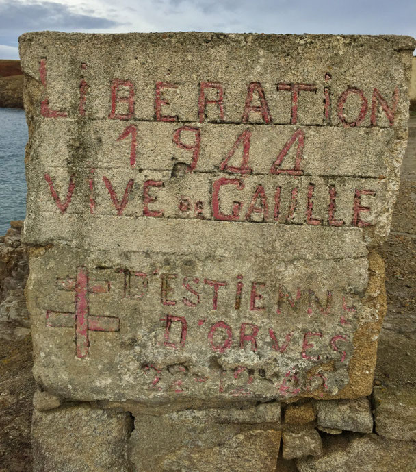 Pors Loubous, Cap Sizun, Bretagne, Gedenken an die Befreiung im Jahr 1944