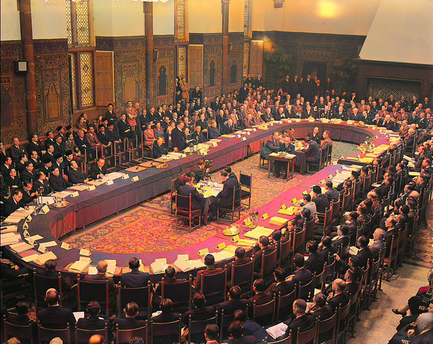 Early 1930s : Round Table Conference, London, England. Image coloured by A. Zois.