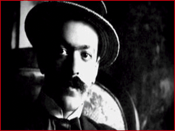 Italo Svevo, pseudonimo di Aron Hector Schmitz, è stato uno scrittore e drammaturgo italiano. Nascita: 19 dicembre 1861 a Trieste; decedto il 3 settembre 1928, a Motta di Livenza (Treviso).