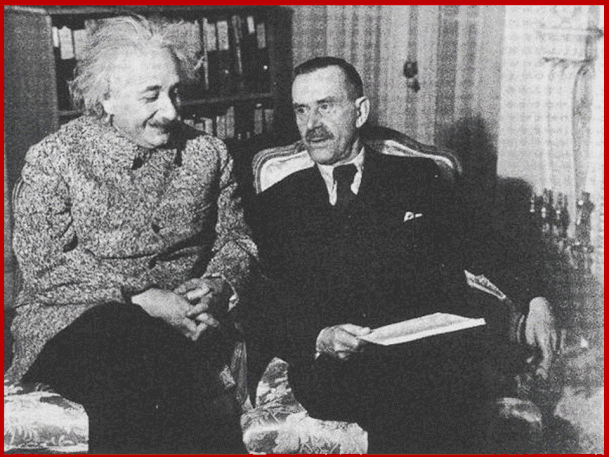 Fotografia di Thomas Mann e Albert Einstein,nel 1938,all' Università di Princeton (USA).