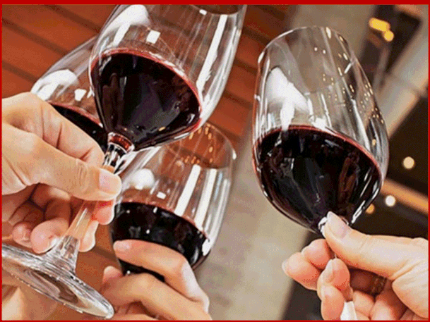 Il gesto del brindisi con un bicchiere di vino è ormai radicato nella cultura dei paesi occi-dentali.