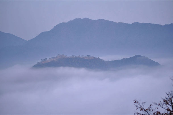 Photo of Takeda castle from Ritsuunkyo Source: Wikipedia