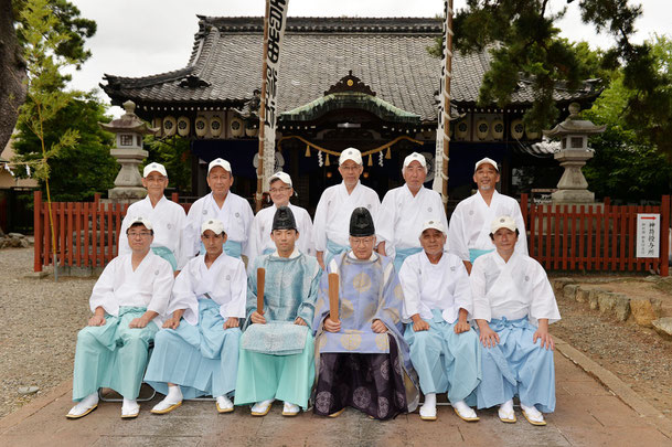 祭礼当日の吉田神社宮司と奉賛会常任理事一同