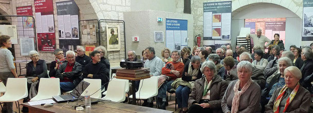 Vue de l'assemblée et de quelques panneaux de l'exposition
