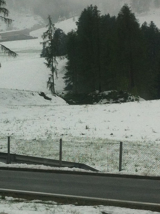 Start in die PFINGSTFERIEN. Schnee neben der Brennerautobahn