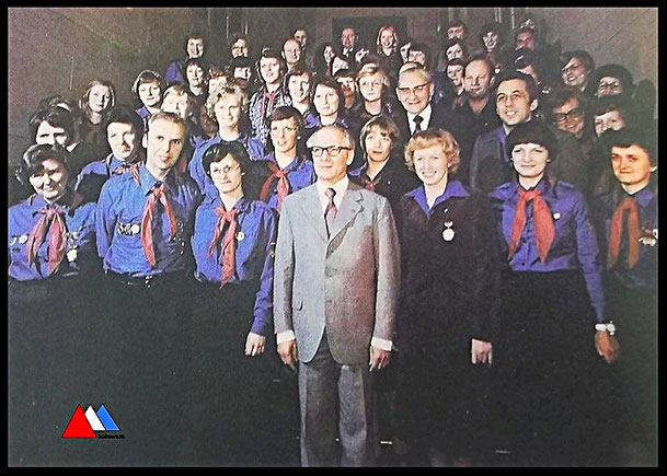 Erich Honecker, prominenten und sein Freundschaft Pionierleitern in Berlijn (1978) Zentralrat FDJ  prospekt collectie auteur.