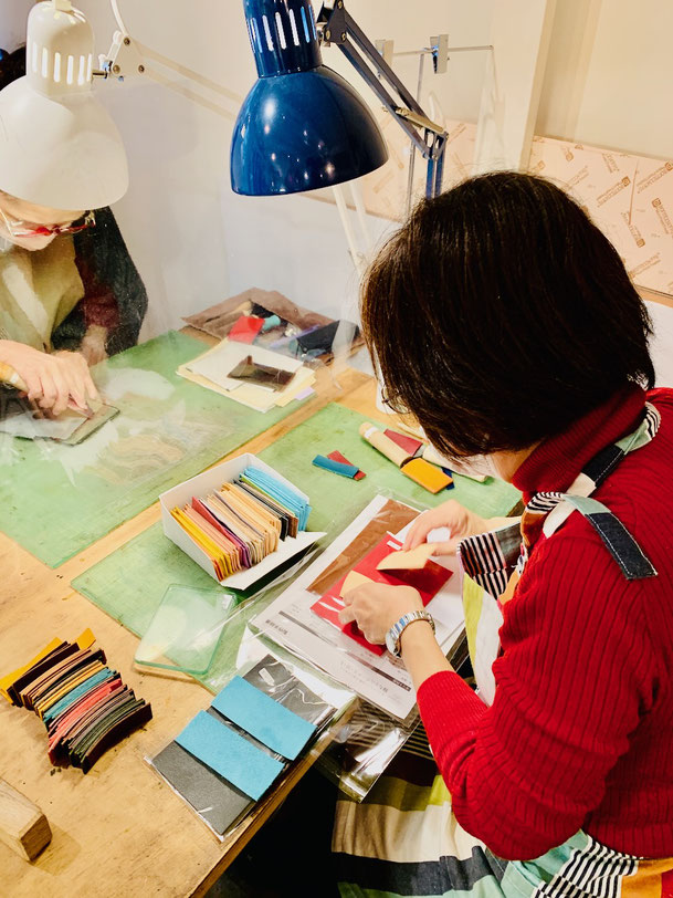 革の色選びをする革教室ヨコハマセリエ横浜元町教室の生徒さん