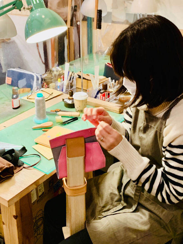革でブックカバーを作るレザークラフト教室ヨコハマセリエの生徒さん