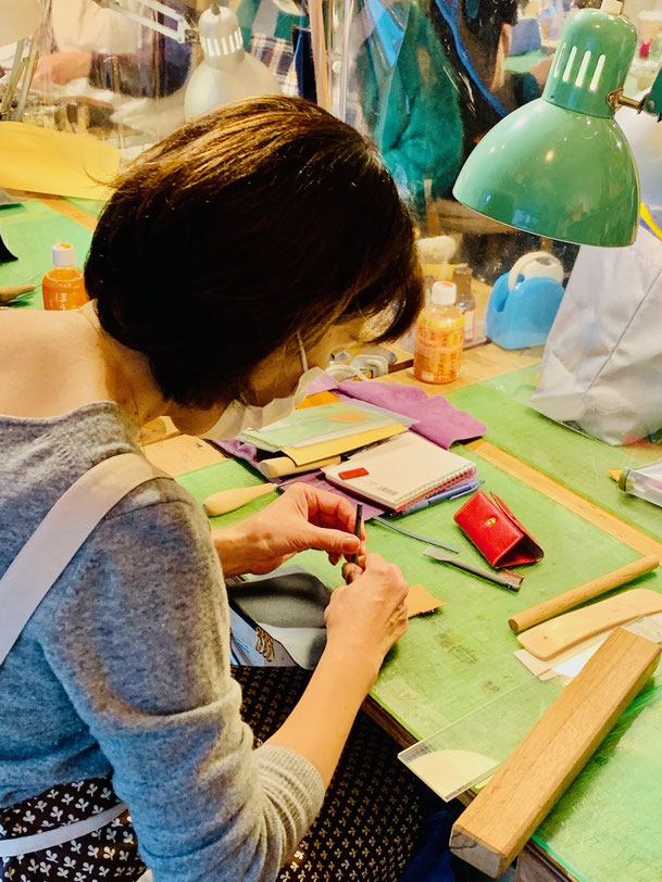 革のキーケースを作るレザークラフト教室ヨコハマセリエの横浜元町教室の生徒さん