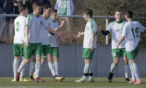 Nach dem 1:0 durch Timothy Wellenreuther (3. v.l.) durfte der TSV Amicitia Viernheim II im Spiel gegen die SpVgg 07 Mannheim noch viermal jubeln. © Nix