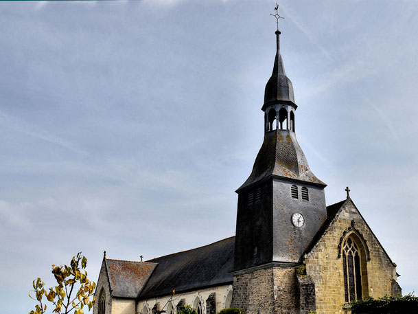 Vue extérieure de l'église et du clocher avec sa flèche qui s'élève à une trentaine de mètres 