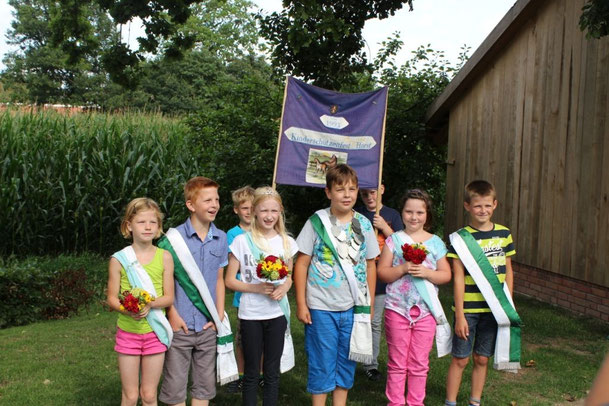 von Rechts: Ehrenherr Max Bayer Eynck, Ehrendame Carolin Lembeck, König Tom Gloe, Königin Florentine Deitert, Ehrenherr Marco Gloe, Ehrendame Clara Gloe