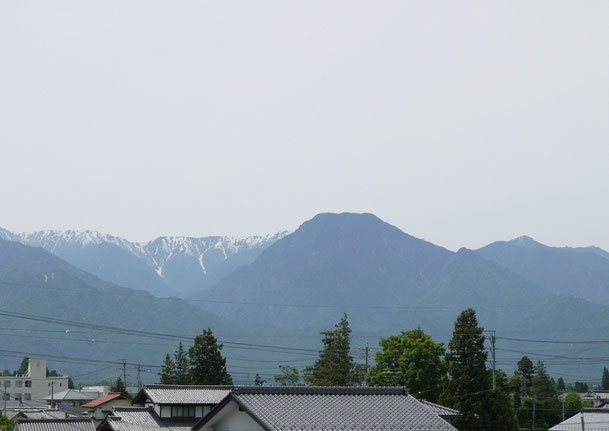 プラスワンリビングから望む５月上旬の「安曇富士」「信濃富士」・・・正式名は有明山