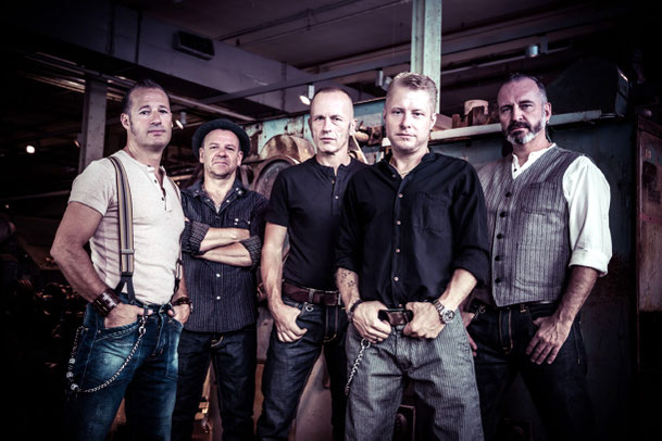 Ihr 40jähriges Bestehen feiert die Rock'n'Roll-Band Boppin B unter anderem auch mit Gigs im Biberacher "Abdera" und im "Club Vaudeville"  in Lindau. Im Tourgepäck haben die Darmstädter ihr neues Album “Solid As A Rock". Foto: Dirk Behlau