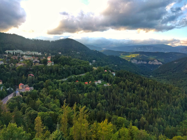 Ausblick auf die Berglandschaft am Semmering