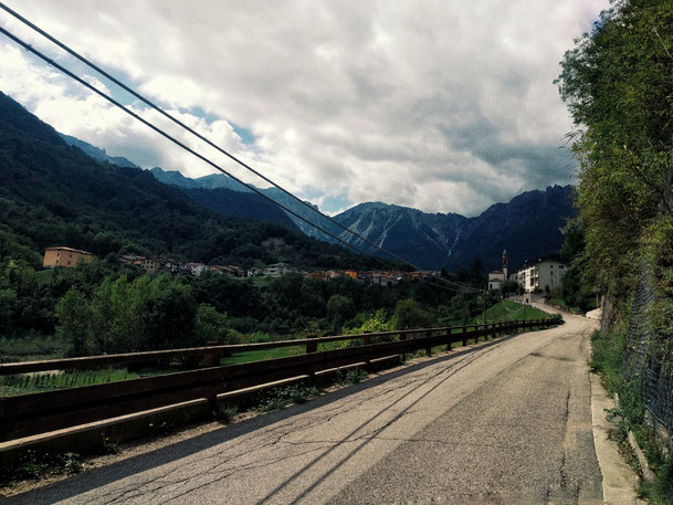 Steile Straße Richtung Berge