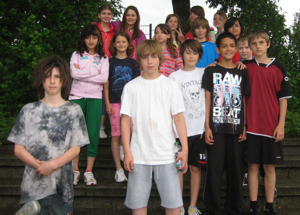 Schülerinnen und Schüler der Klasse 5a warten auf ihren Start