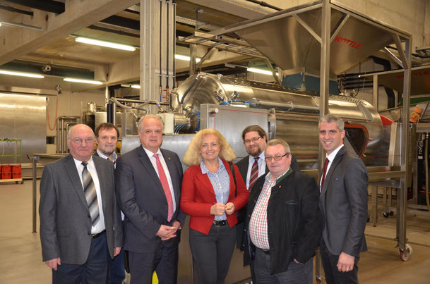 Foto v.l.n.r.: Josef Hutschala (Bezirksbauernkammerrat), GR Werner Stöberl, Bgm. Prim. Dr. Reinhard Resch, MEP Karin Kadenbach, GR Mag. Klaus Bergmaier, SPÖ-Bundesbauernvorsitzender ÖR Josef Etzenberger, Dir. Mag. Dieter Faltl (Weinbauschule). Foto: zVg