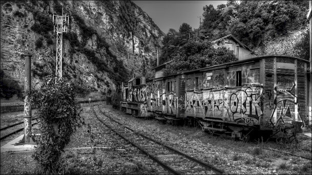 Train à l'abandon en Gare de la Tinée (Alpes-Maritimes) HDR © Matin-Rouge 2014 