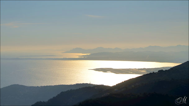 Au second plan, l'Aéroport de Nice (Alpes-Maritimes). Au loin, vue sur le Massif de l'Estérel (Var). © Matin-Rouge 2014