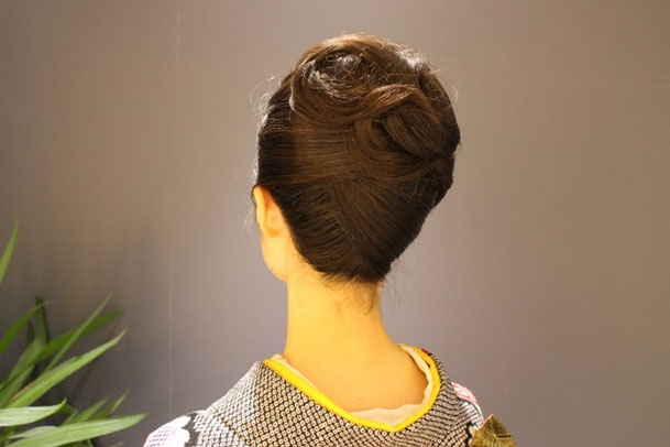 初釜（お茶）で振袖の着付けをしました。振袖も留袖も袴も和装はキュライヘアー。もちろんアップもお任せ。美容院ですから。